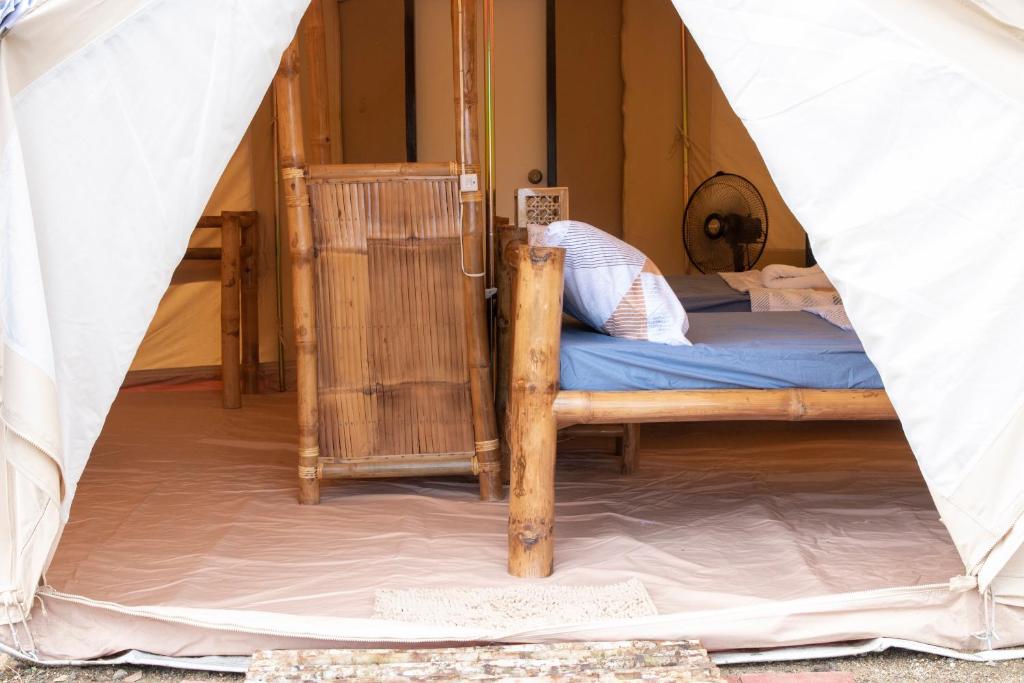 Postel nebo postele na pokoji v ubytování The Acacia Glamping Park