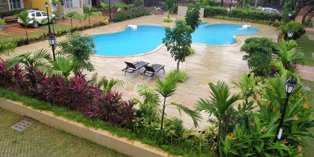 una vista aérea de 2 piscinas en un complejo en Most convenient 2 BR apartment in central Anjuna, en Anjuna