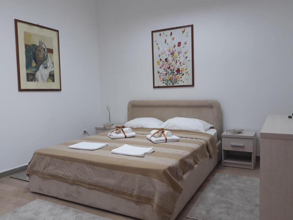 - une chambre avec un lit et 2 serviettes dans l'établissement Apartman Karadjordje, à Zvezdara