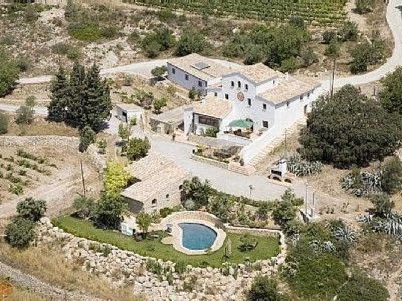 una vista aérea de una casa con piscina en Masía Cal Simó empresas, retiros, familias,amigos,celebraciones,eventos,bodas, en Canyelles
