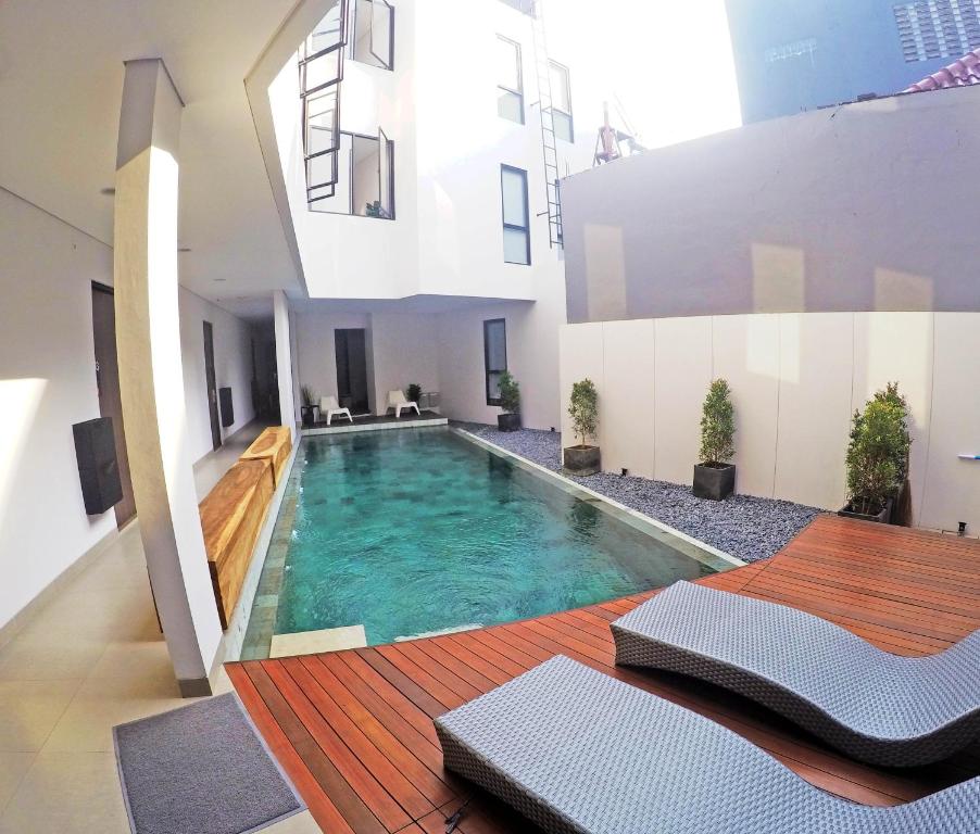 une piscine au milieu d'un immeuble dans l'établissement HM SOCIAL Karawaci, à Tangerang