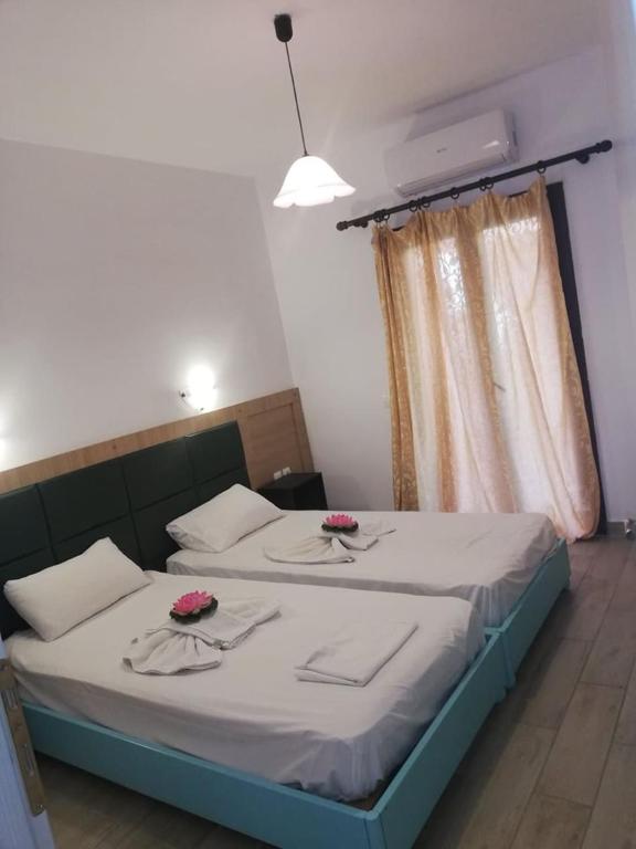 Łóżko lub łóżka w pokoju w obiekcie Gouvia House Luxury Apartments