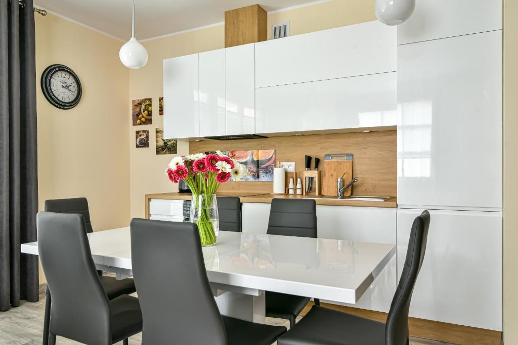 Kuchyňa alebo kuchynka v ubytovaní Małe Orłowo LTC - Apartments
