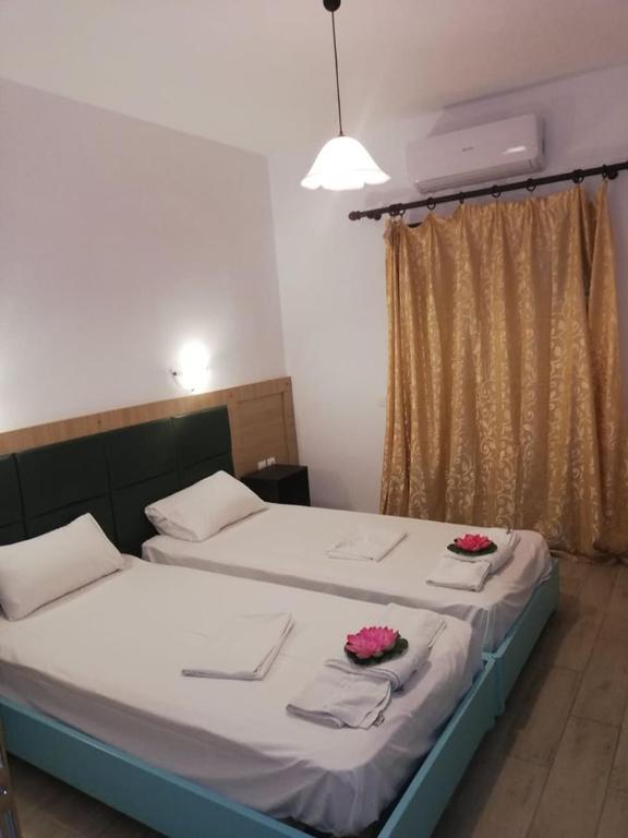 Łóżko lub łóżka w pokoju w obiekcie Gouvia House Luxury Apartments