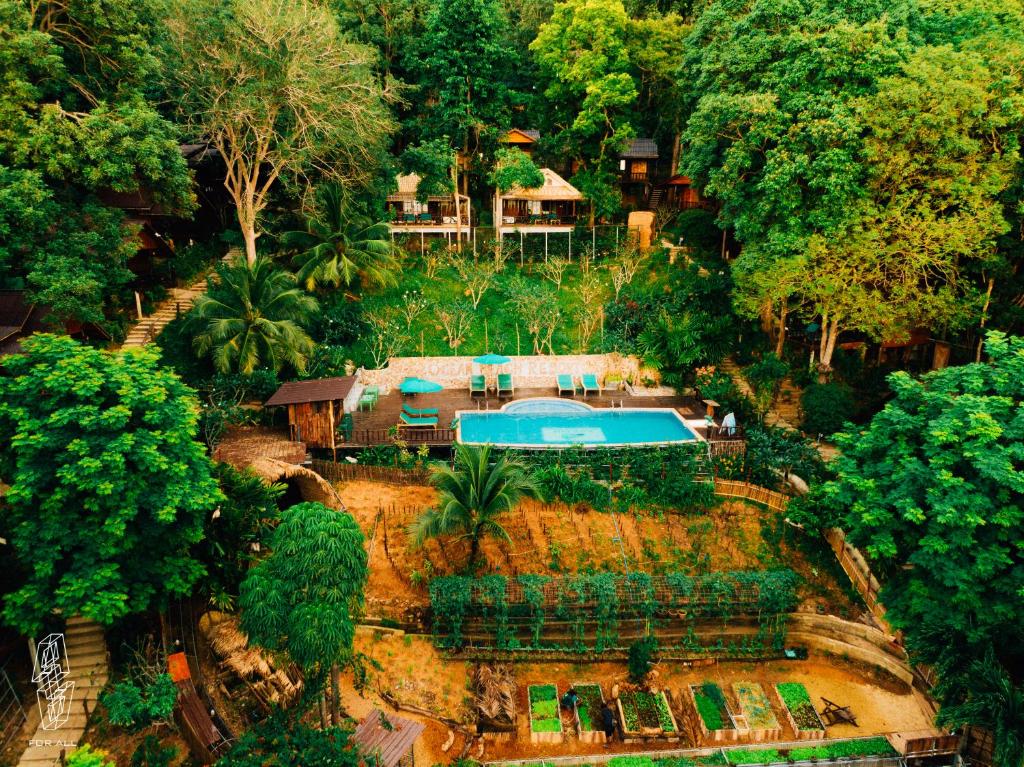 Bazén v ubytování Koh Jum Ocean Beach Resort nebo v jeho okolí