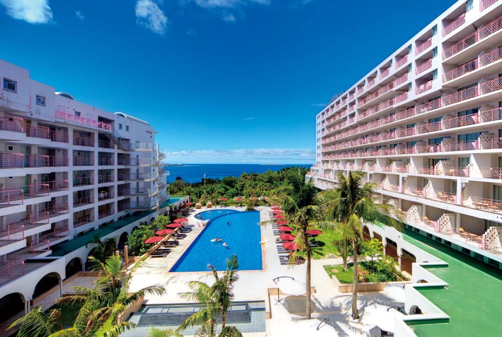 una vista aérea del hotel y la piscina en Hotel Mahaina Wellness Resorts Okinawa, en Motobu