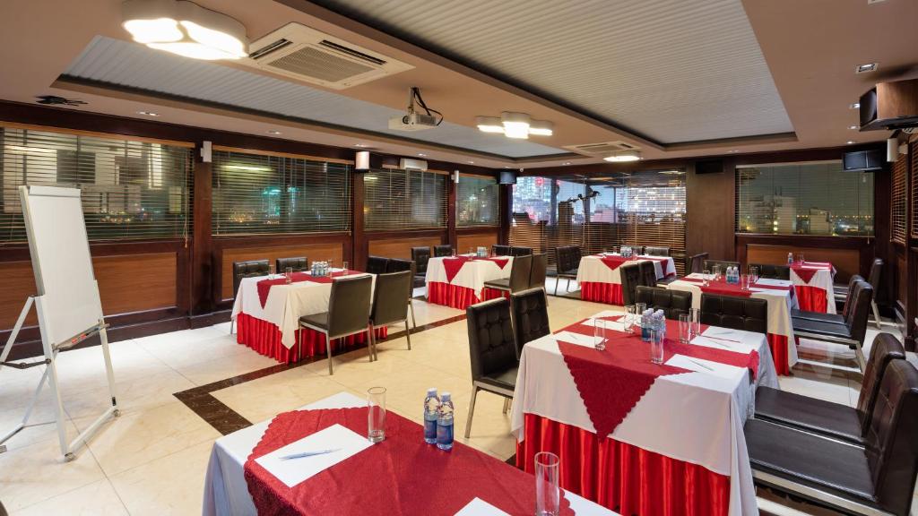 Restaurace v ubytování Skylark Hotel