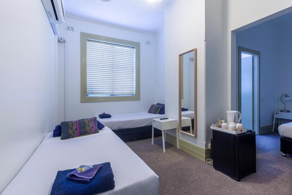 Postel nebo postele na pokoji v ubytování Commonwealth Hotel