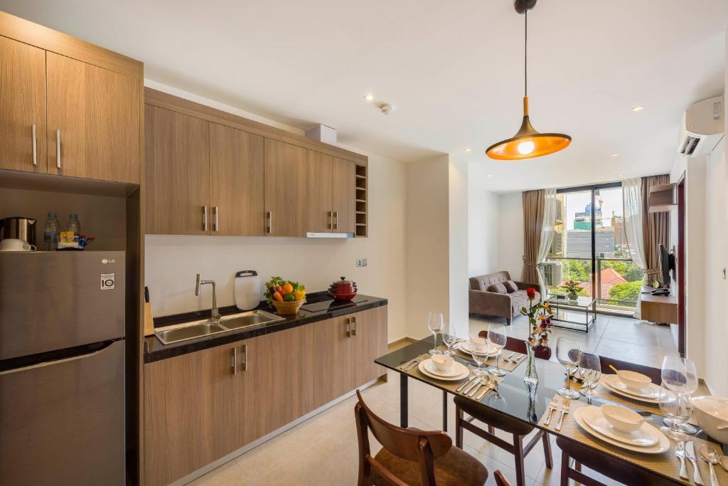 una cucina e una sala da pranzo con tavolo e sedie di Residence 105 Hotel and Apartment a Phnom Penh