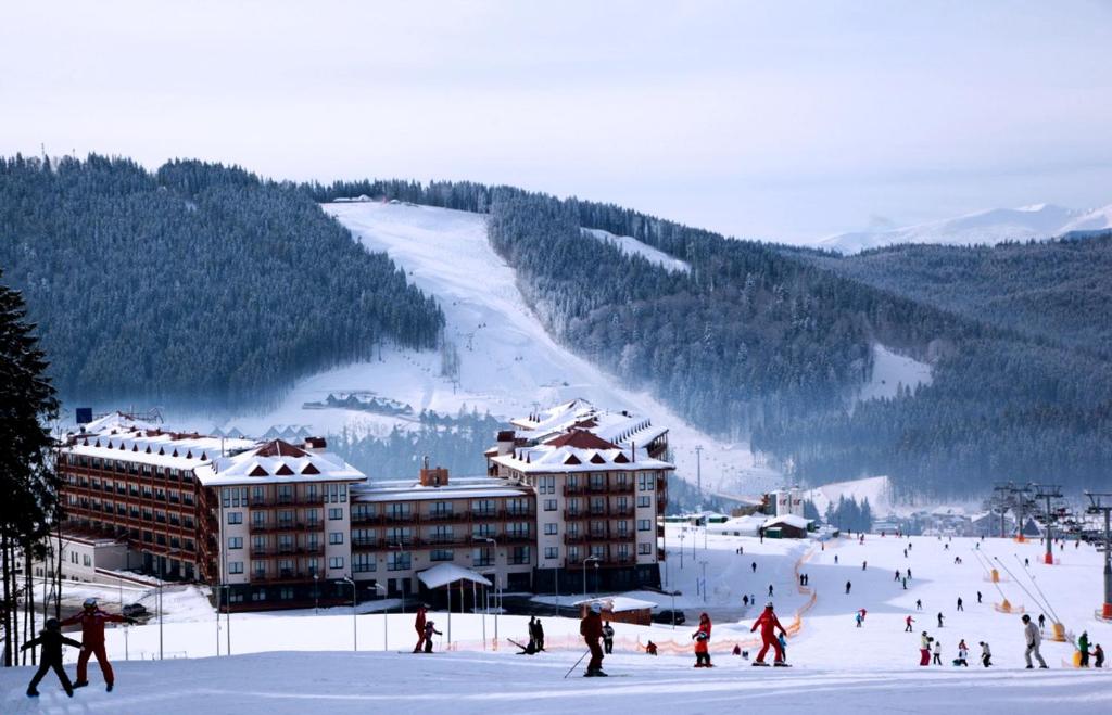 un groupe de personnes skier sur une piste de ski dans l'établissement Radisson Blu Resort Bukovel, à Bukovel