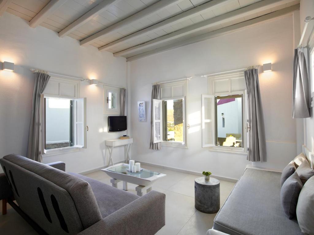 TV a/nebo společenská místnost v ubytování Kallos of Mykonos - previous Leonis Summer Houses