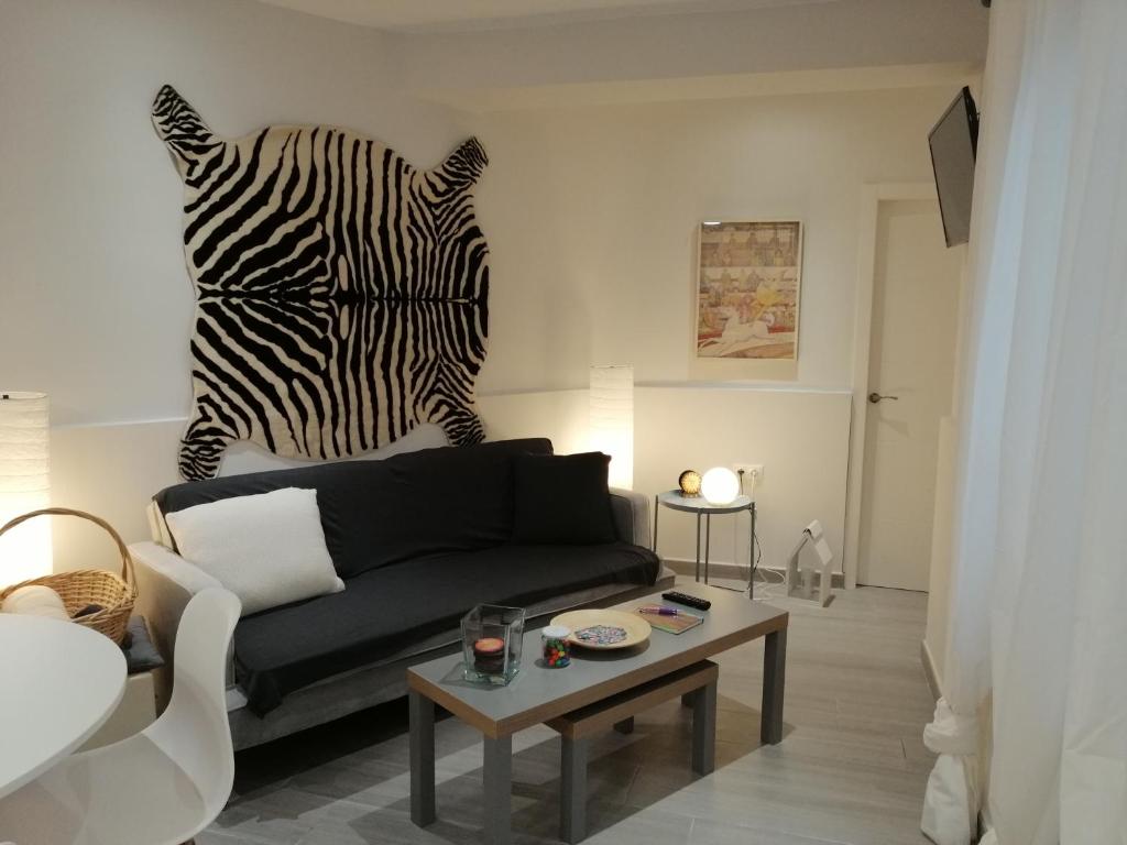 ein Wohnzimmer mit einem Zebrakopf an der Wand in der Unterkunft Chimihome in Córdoba