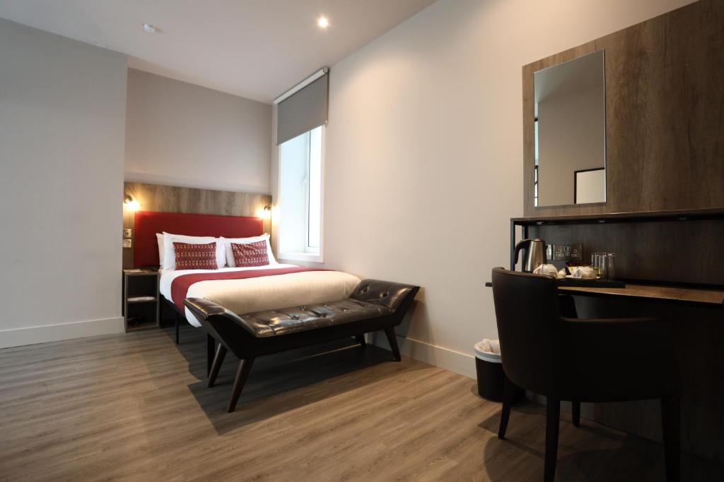 Un pat sau paturi într-o cameră la Euston Square Hotel