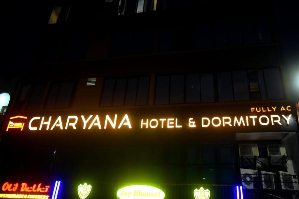 Fotografie z fotogalerie ubytování CHARYANA HOTEL AC DORMITORY v destinaci Ahmadábád