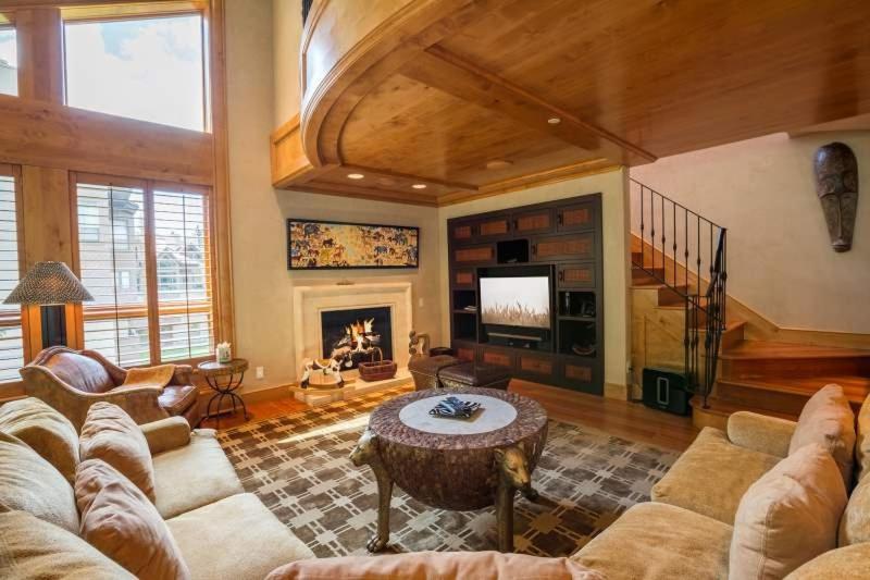 sala de estar con sofá y chimenea en Northwoods Steps to Chairlift, en Vail