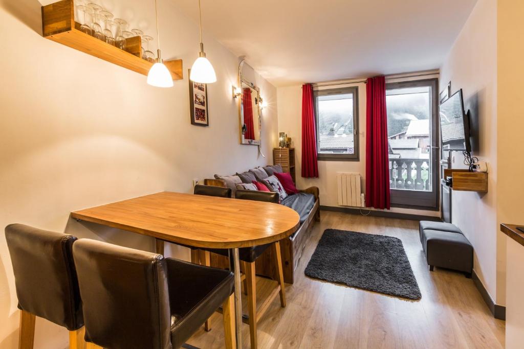 a living room with a table and a couch at Apartment Batiment F in Chamonix