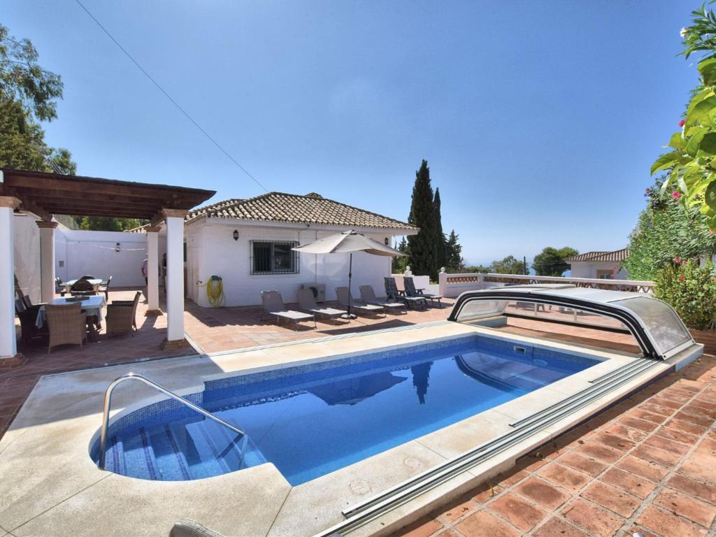 a swimming pool in the backyard of a house at Homely holiday home in Benalm dena with private pool in Benalmádena