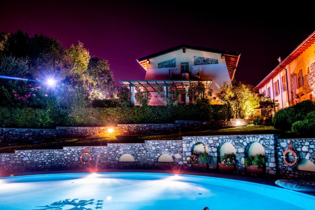 Bazén v ubytování Romantik Hotel Relais Mirabella Iseo nebo v jeho okolí