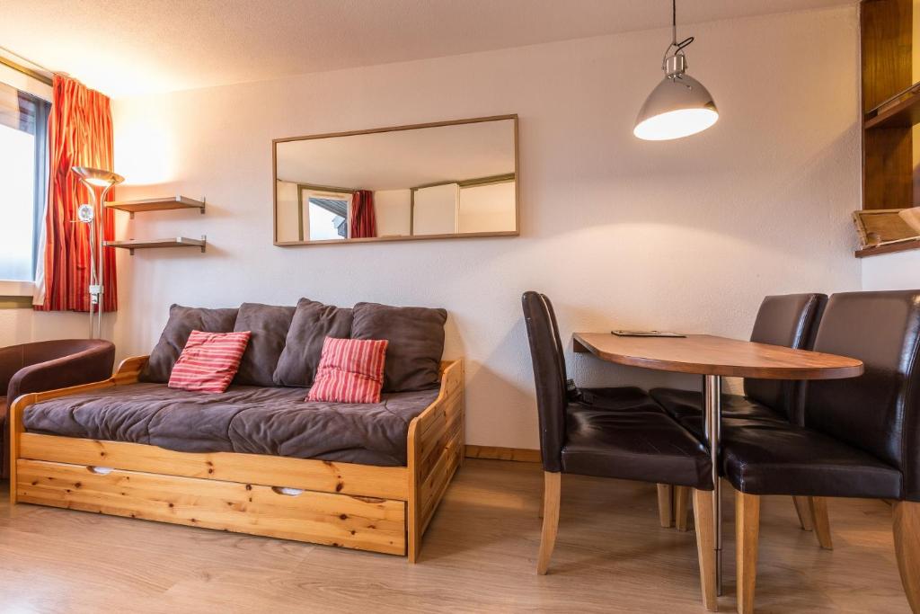 een woonkamer met een bank en een tafel bij Apartment Chamois Blanc 6 in Chamonix-Mont-Blanc