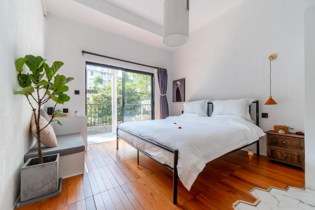 Su Jiu Apartment tesisinde bir odada yatak veya yataklar