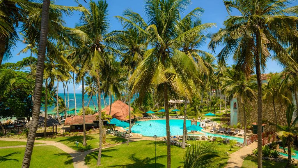 een luchtzicht op een zwembad van het resort met palmbomen bij Sarova Whitesands Beach Resort & Spa in Mombasa