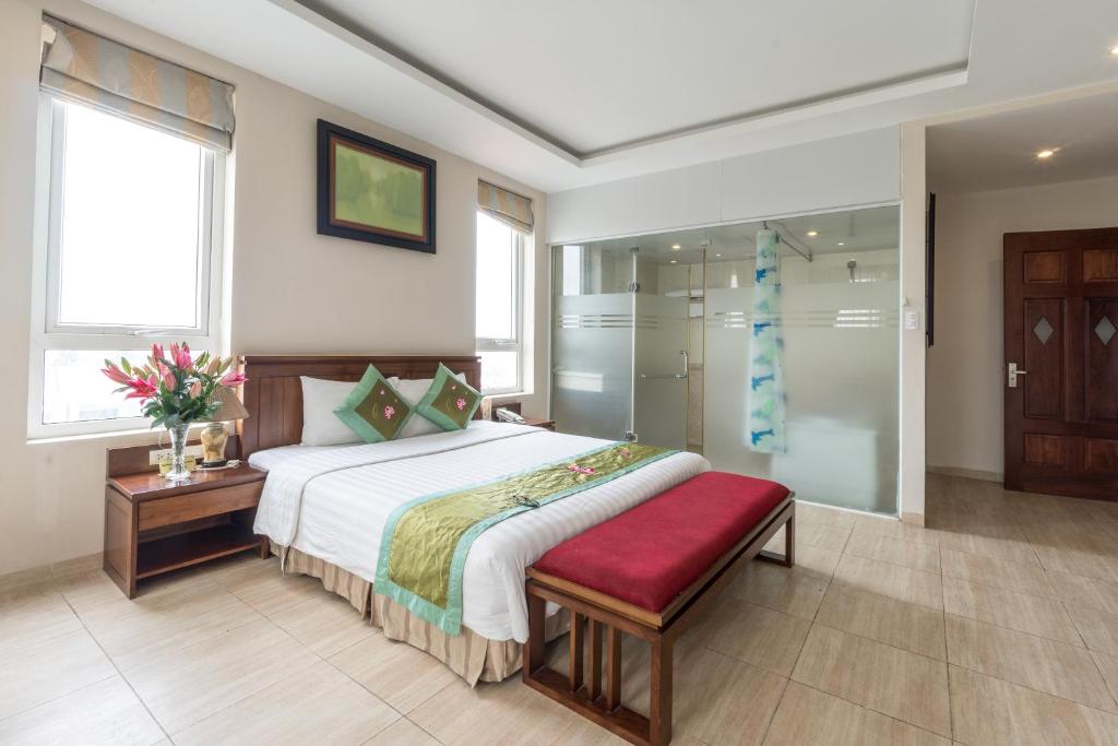 Postel nebo postele na pokoji v ubytování Ngan Ha Hotel Long Bien