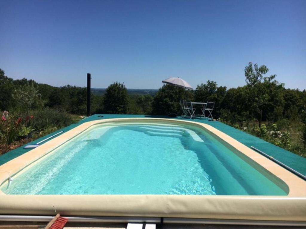 CazalsにあるLuxury Villa in Cazals with Swimming Poolの裏庭のスイミングプール