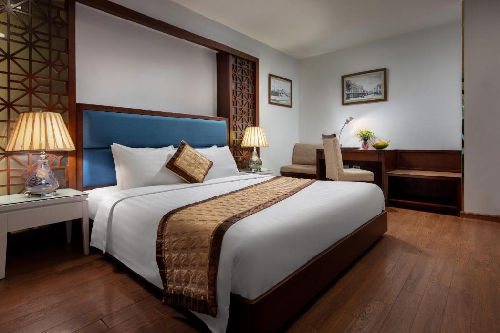 Postel nebo postele na pokoji v ubytování Skylark Hotel