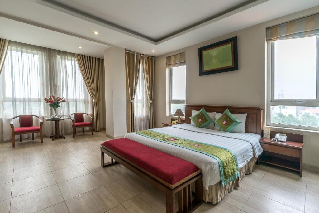 Postel nebo postele na pokoji v ubytování Ngan Ha Hotel Long Bien