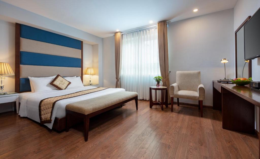 Postel nebo postele na pokoji v ubytování Skylark Hotel