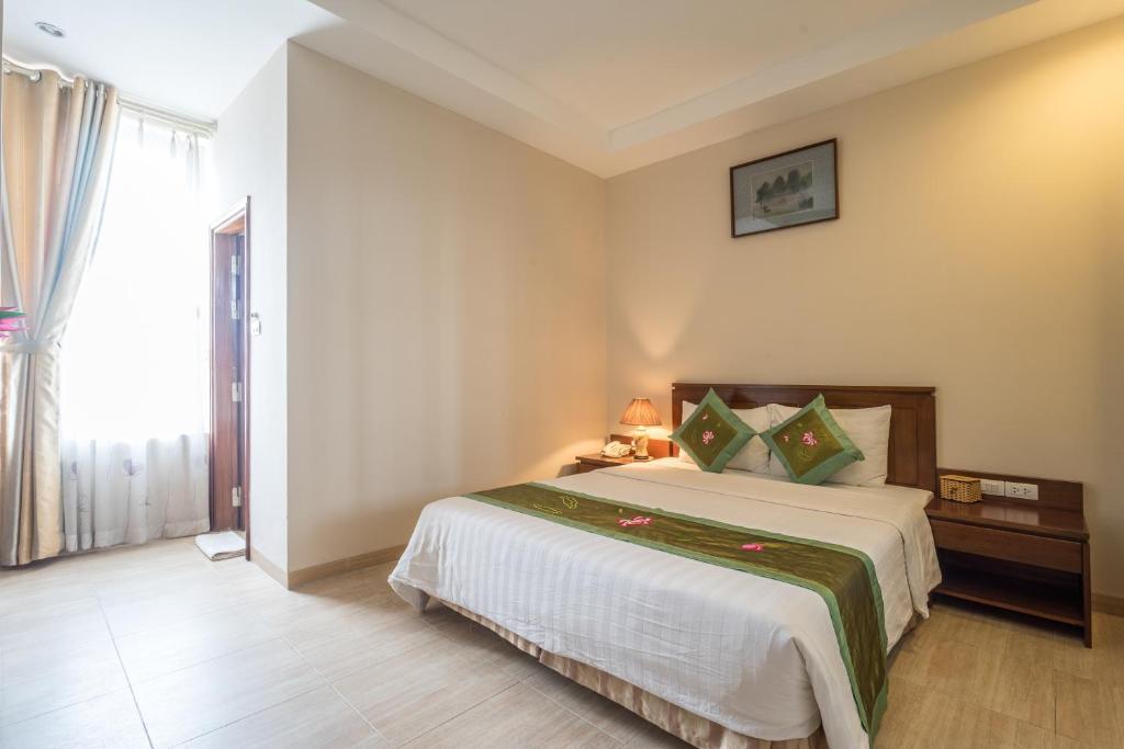 Postel nebo postele na pokoji v ubytování Ngan Ha Hotel Long Bien