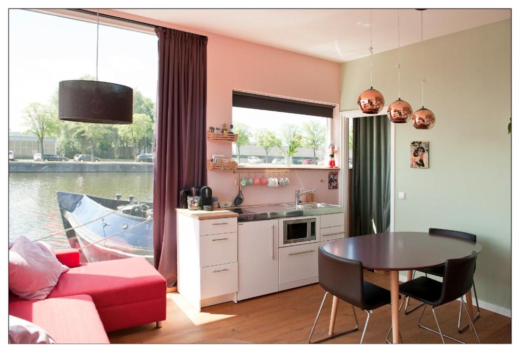 Private guesthouse BnB The Waterhouse houseboat