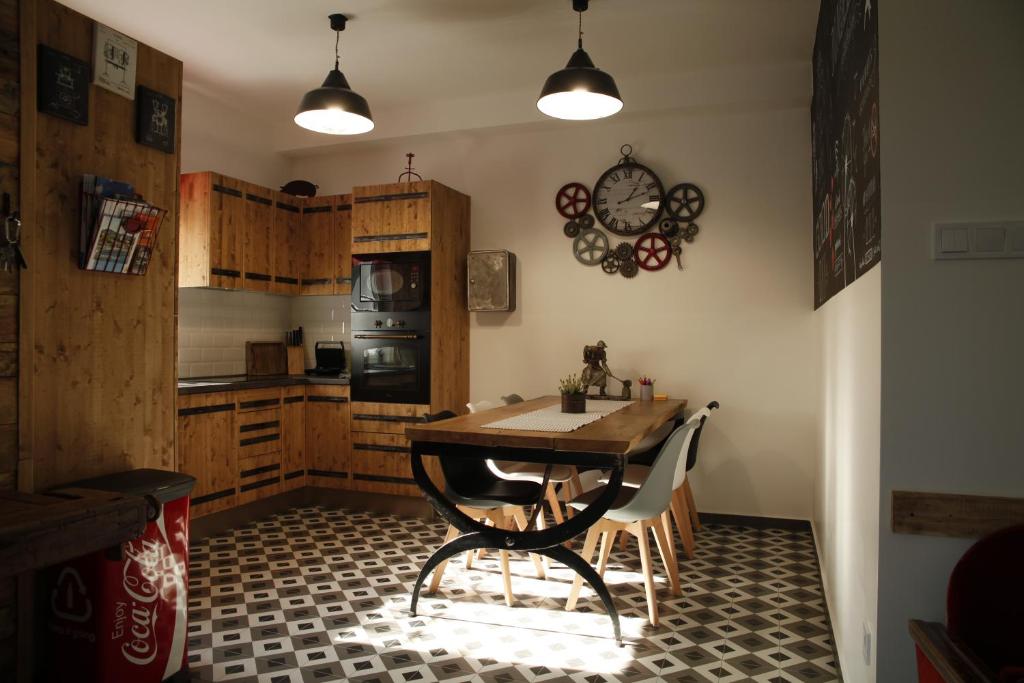 een keuken met een tafel en stoelen in een kamer bij Dundee's Point in Szentendre