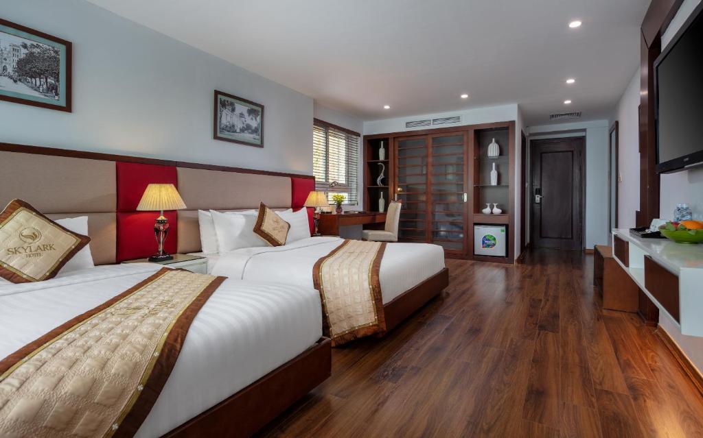 Postel nebo postele na pokoji v ubytování Skylark Hotel
