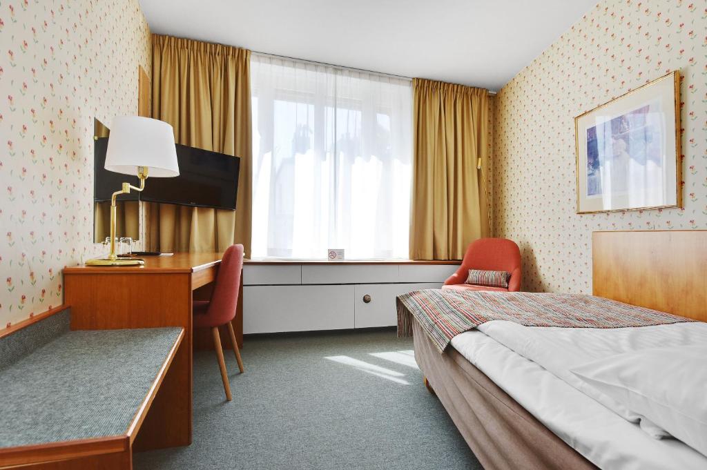 Säng eller sängar i ett rum på Ersta Hotell & Konferens