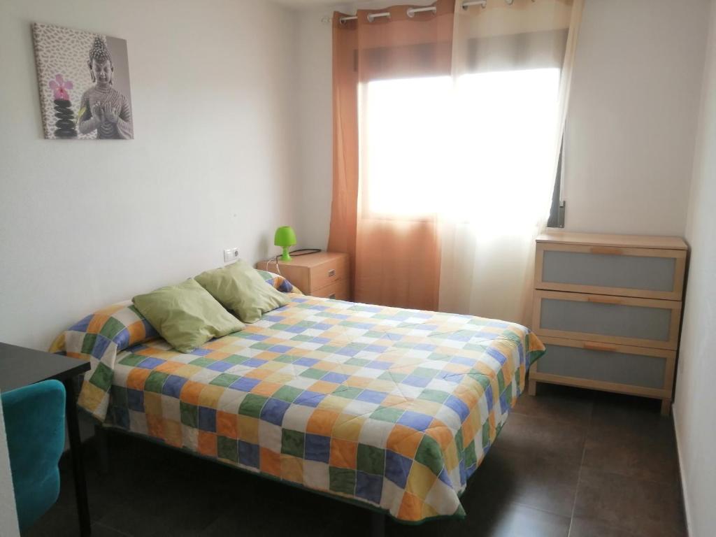 アルカンタリージャにある156 Avenida del Príncipeのベッドルーム1室(チェック入りの毛布付きのベッド1台付)