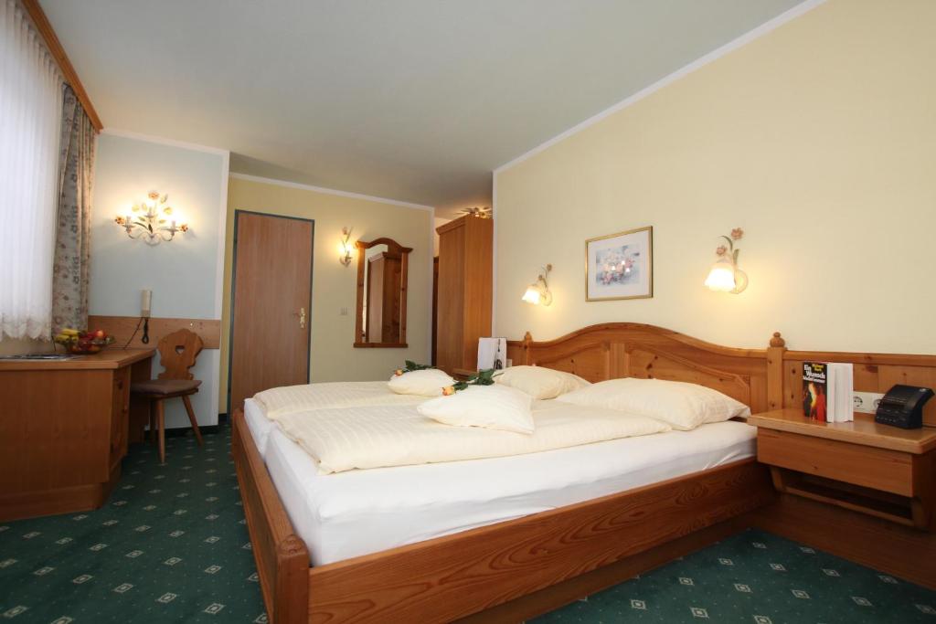 Postel nebo postele na pokoji v ubytování Hotel Sonne