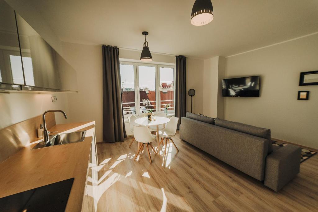 - un salon avec un canapé et une table dans l'établissement New equipped apartment in the city center, à Plzeň
