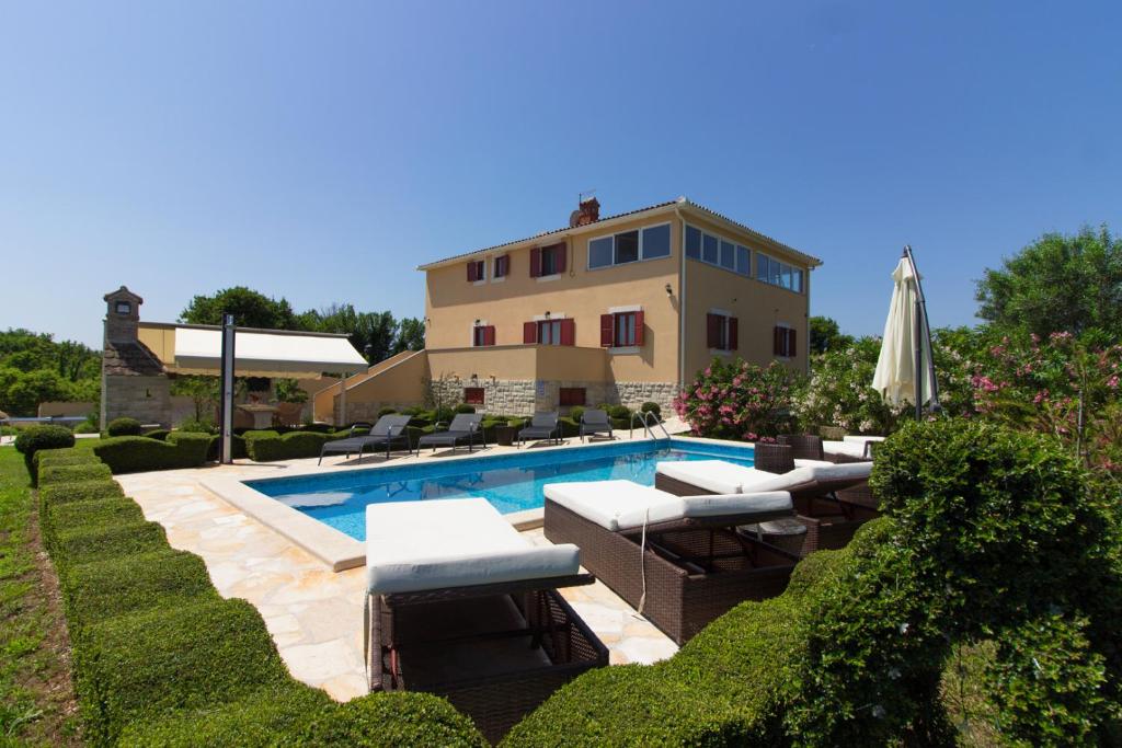 Bazén v ubytování Beautiful villa Divina with large pool, sauna & hydrommassage near Pula, high level of privacy nebo v jeho okolí