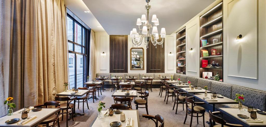 Un restaurante u otro lugar para comer en Steigenberger Hotel Herrenhof