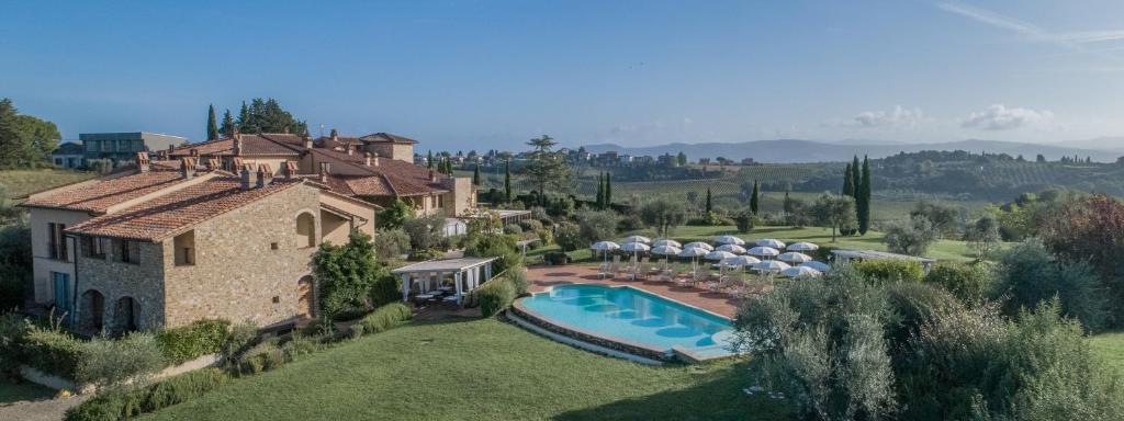 eine Luftansicht eines Hauses mit Pool in der Unterkunft Hotel Borgo Di Cortefreda in Tavarnelle in Val di Pesa