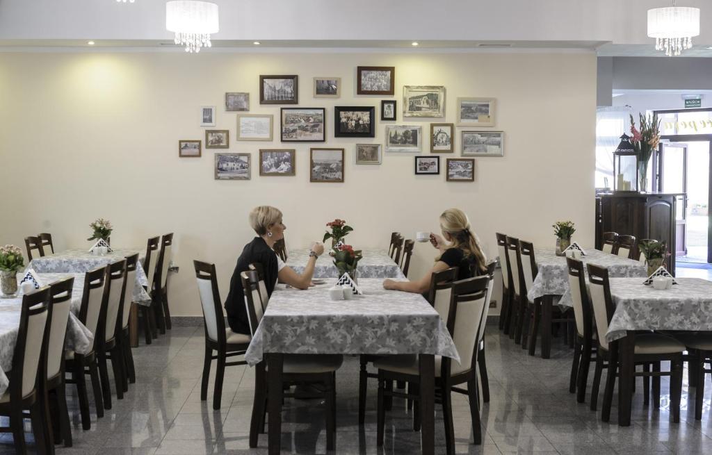 Reštaurácia alebo iné gastronomické zariadenie v ubytovaní Pensjonat Leśniczówka