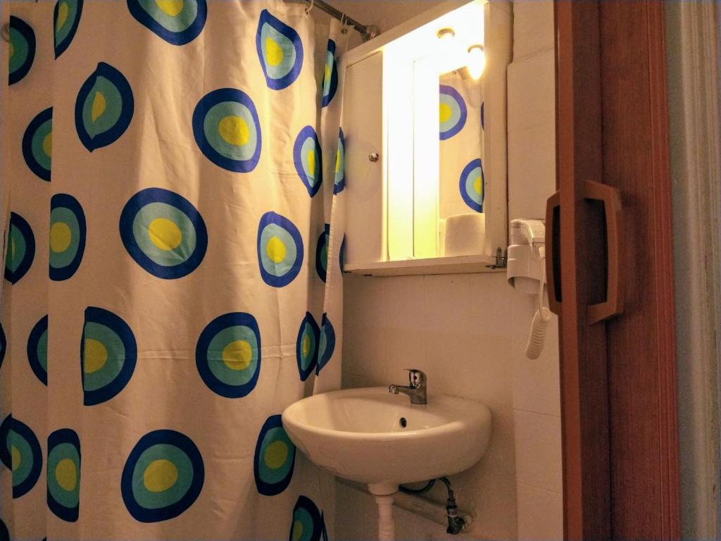 Koupelna v ubytování Delfini Hotel