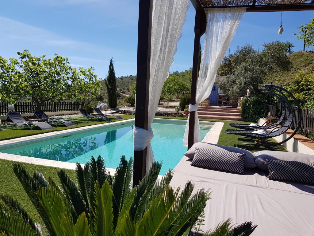 une villa avec une piscine et une maison dans l'établissement Casita Las Melosillas, à Casabermeja