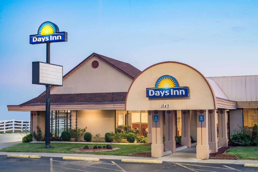a days inn sign in front of a store at Days Inn by Wyndham Grove City Columbus South in Grove City