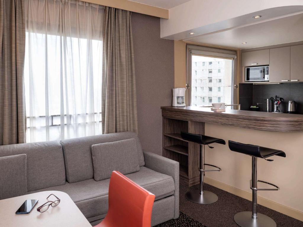 Kuchyň nebo kuchyňský kout v ubytování Aparthotel Adagio La Défense Esplanade