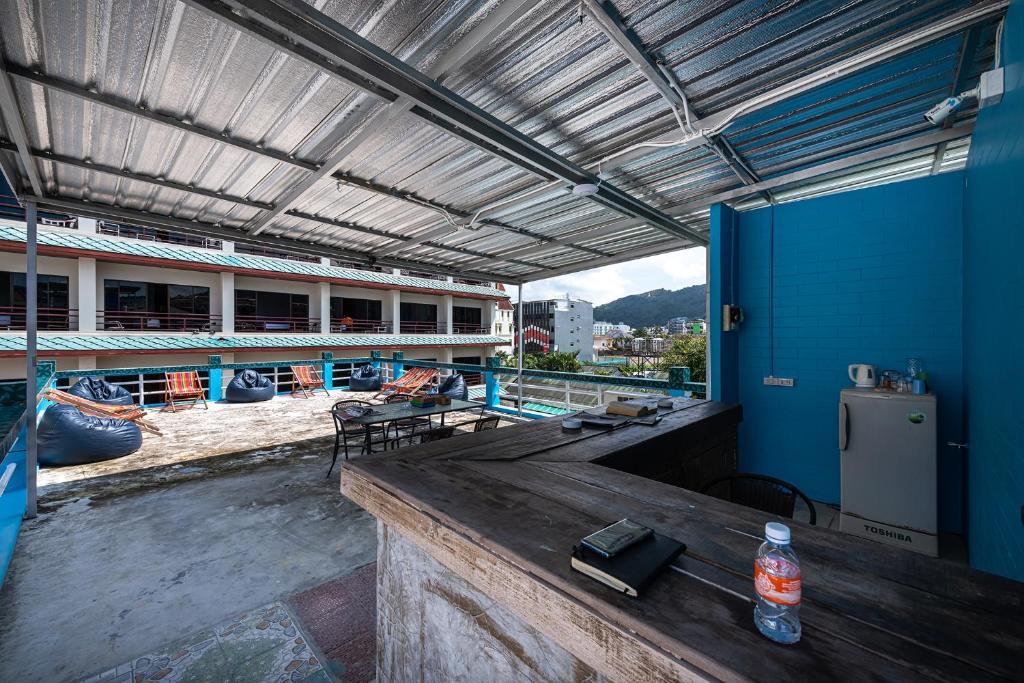Bazén v ubytování myPatong Social Hostel nebo v jeho okolí