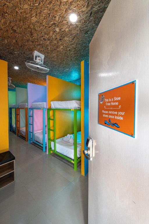 Postel nebo postele na pokoji v ubytování myPatong Social Hostel