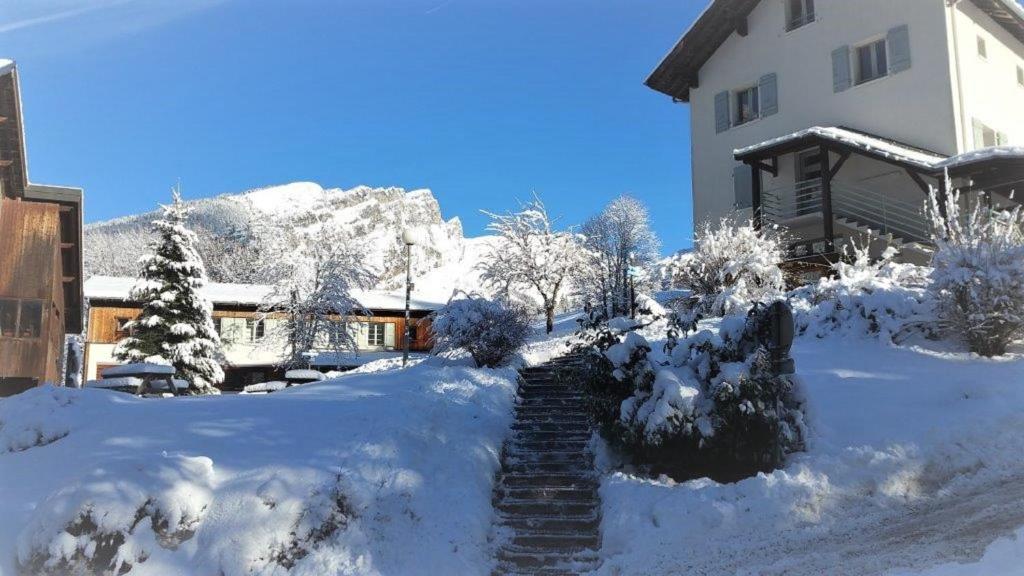 uma casa com neve nas escadas em frente em Village Vacances Le Salvagny em Sixt