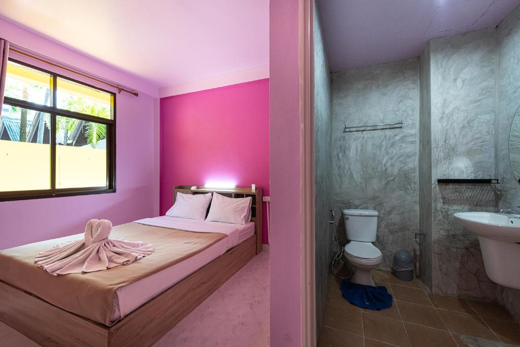 Koupelna v ubytování myPatong Social Hostel